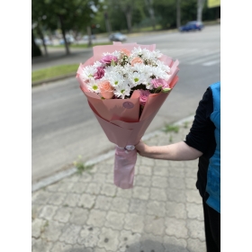 Букет з хризантем і троянд